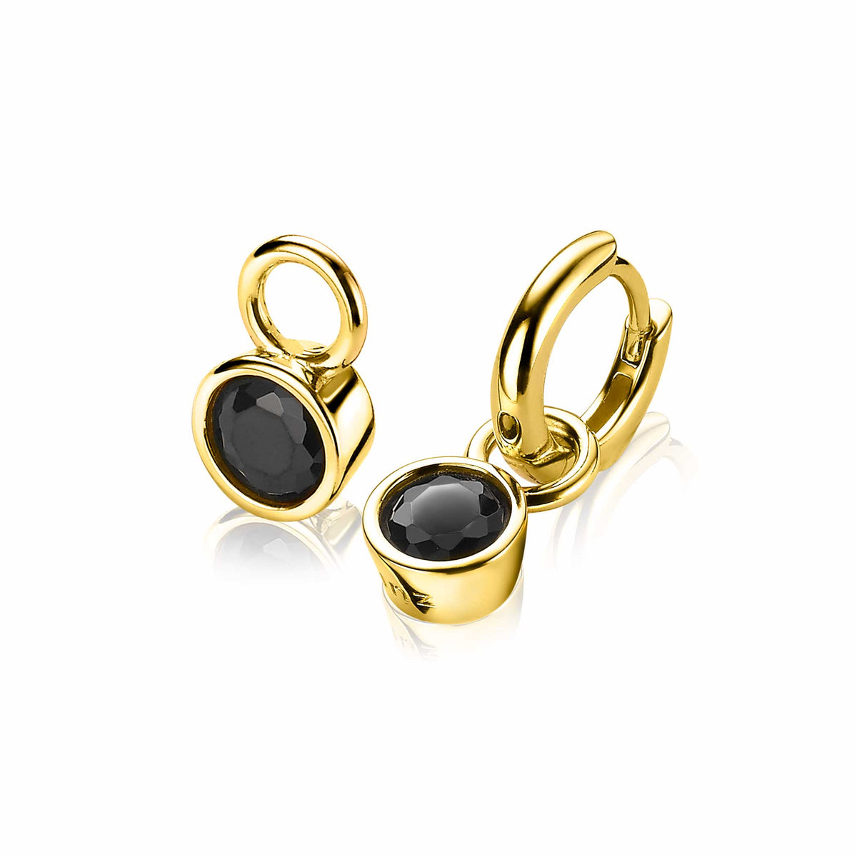 Orecchini in oro giallo placcato con pietra nera ovale.