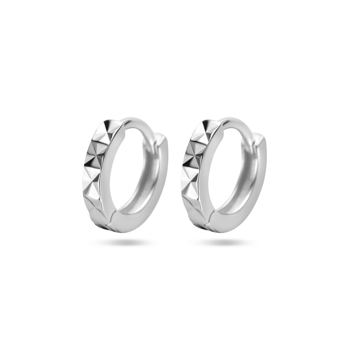 Orecchini alla creola in argento rodiato con dettagli diamantati e forma geometrica.