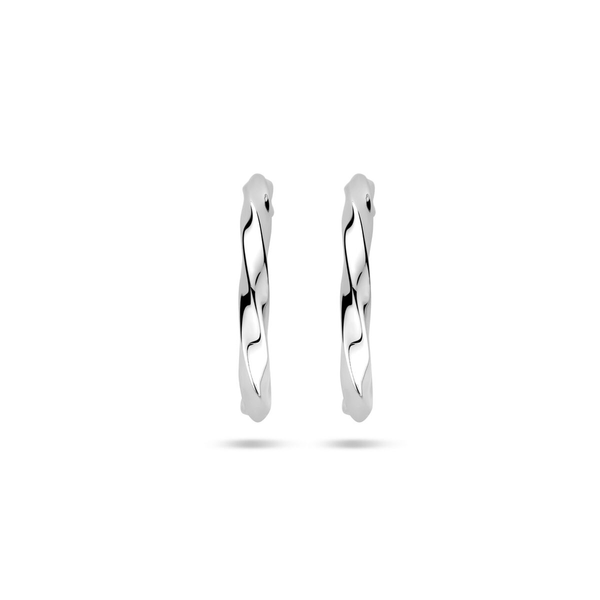 Gedraaide stekeroorringen van gerhodineerd zilver, 18,5 mm, met een glanzende afwerking.