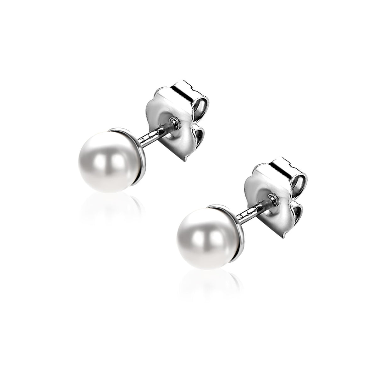 ZINZI zilveren oorknoppen met parel ZIO1318 4mm van Zinzi, elk met een ronde witte parel en vlinder achterkant, afgebeeld op een witte achtergrond.