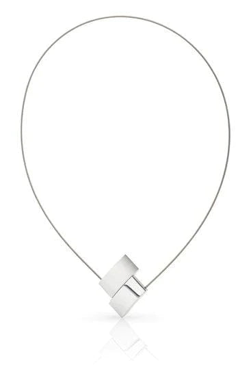 Collana in argento con pendente a forma di V e cavo sottile.