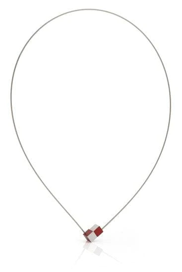 Collana con due cubetti rossi su una sottile catena argentata.