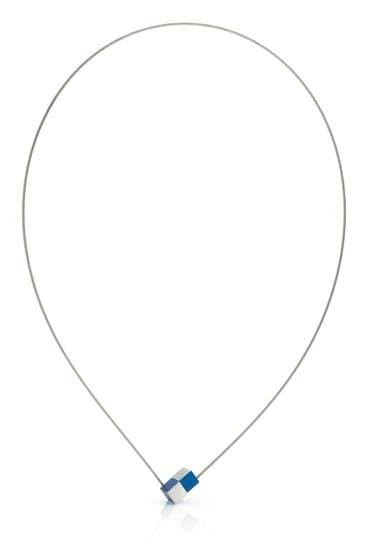 De Collier Twee kubusjes Blauw C205B van CLIC Creations is een minimalistische ketting met een edelstalen collierdraad, een dun lusje en een klein geometrisch blauw en zilverkleurig hangertje, afgewerkt met een discrete magnetische sluiting voor moeiteloze elegantie.