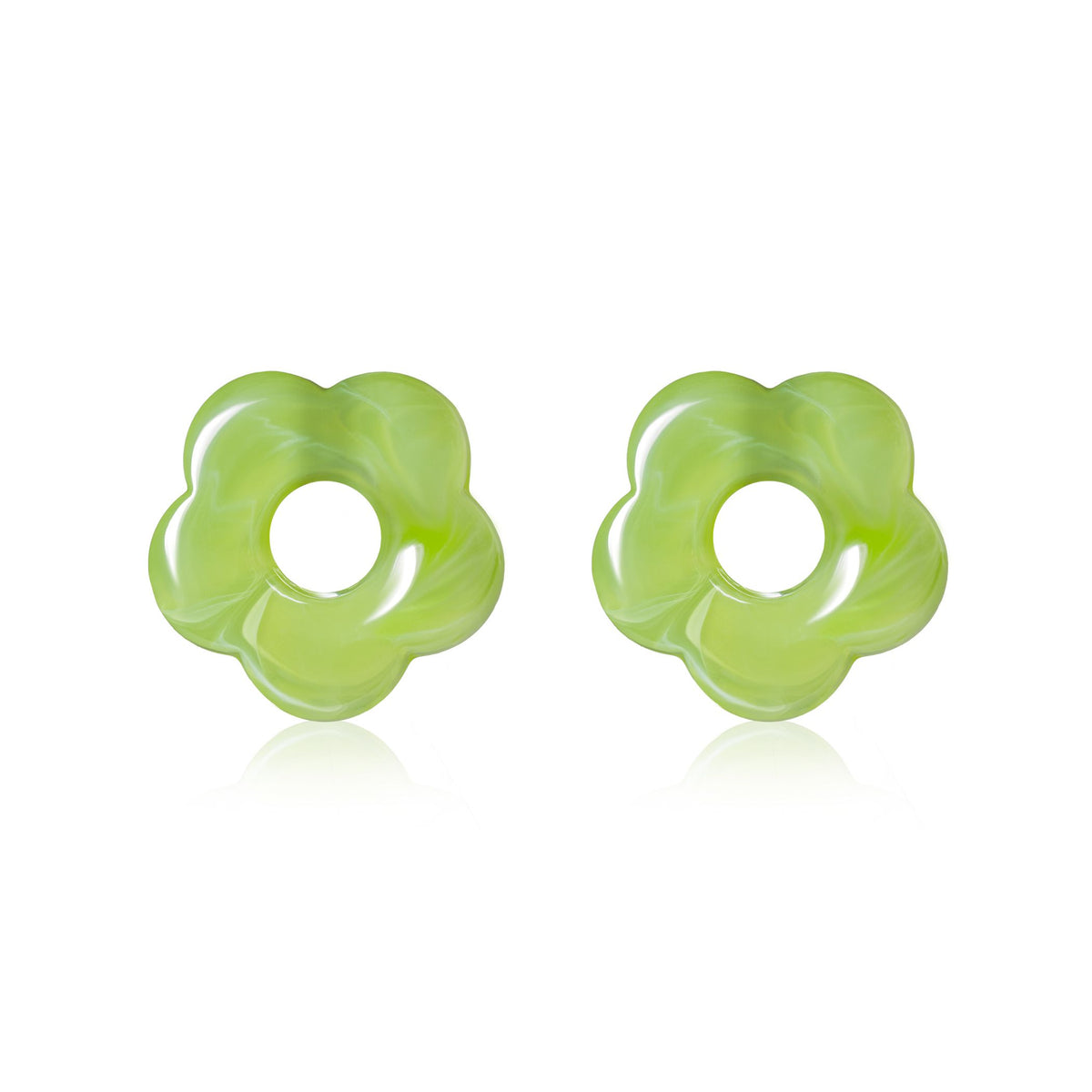 Orecchini a forma di fiore in plastica verde chiaro con foro centrale.