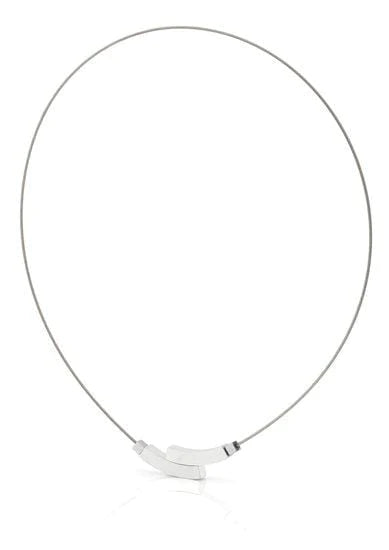 Collana con doppio arco in metallo argentato, design minimalista e lineare.