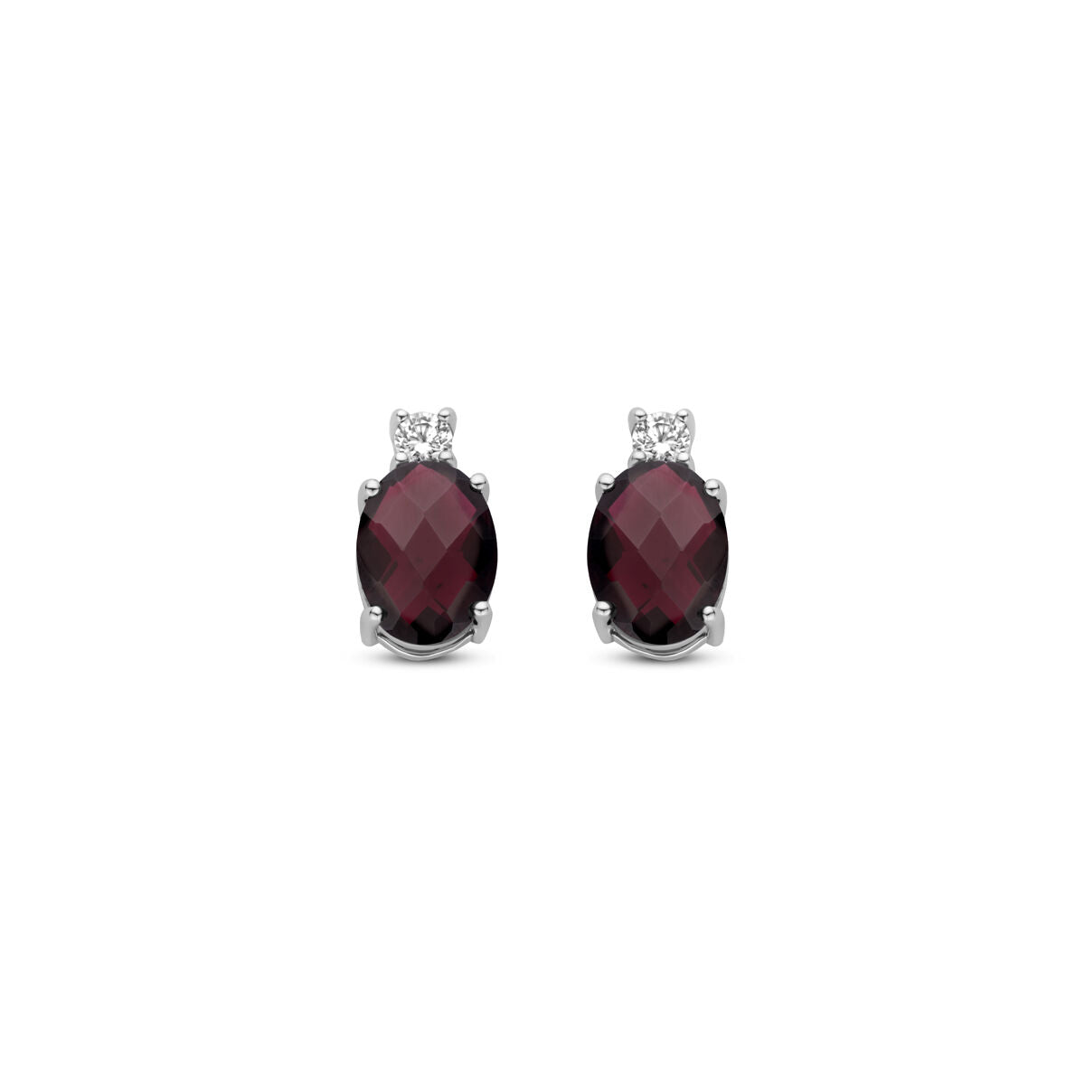 Orecchini in argento rodiato con granato e zirconi, forma ovale, diametro 10,5 mm.