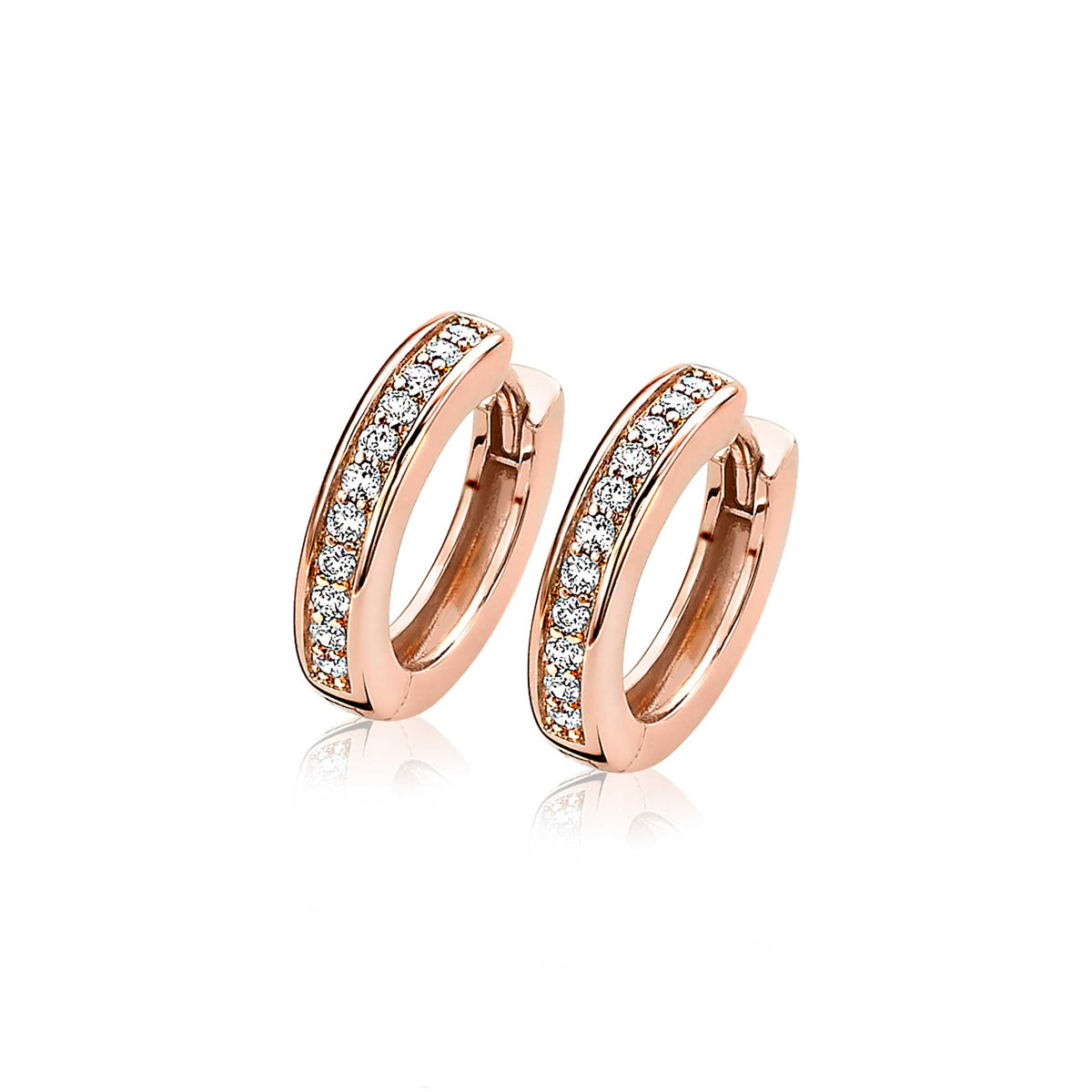 Orecchini in oro rosa placcato con zirconi, forma circolare e chiusura a scatto.