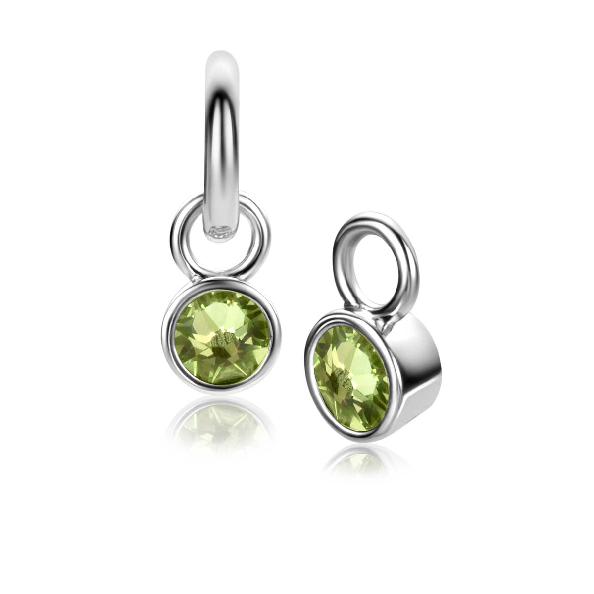 Orecchini in argento con pietra verde chiara incastonata.