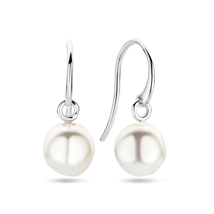 De Van der Kooij Collectie oorhangers franse haak parel 24 mm zilver gerhodineerd hebben elegante ronde witte parels, waardoor tijdloze oorbellen met een luxe uitstraling ontstaan.