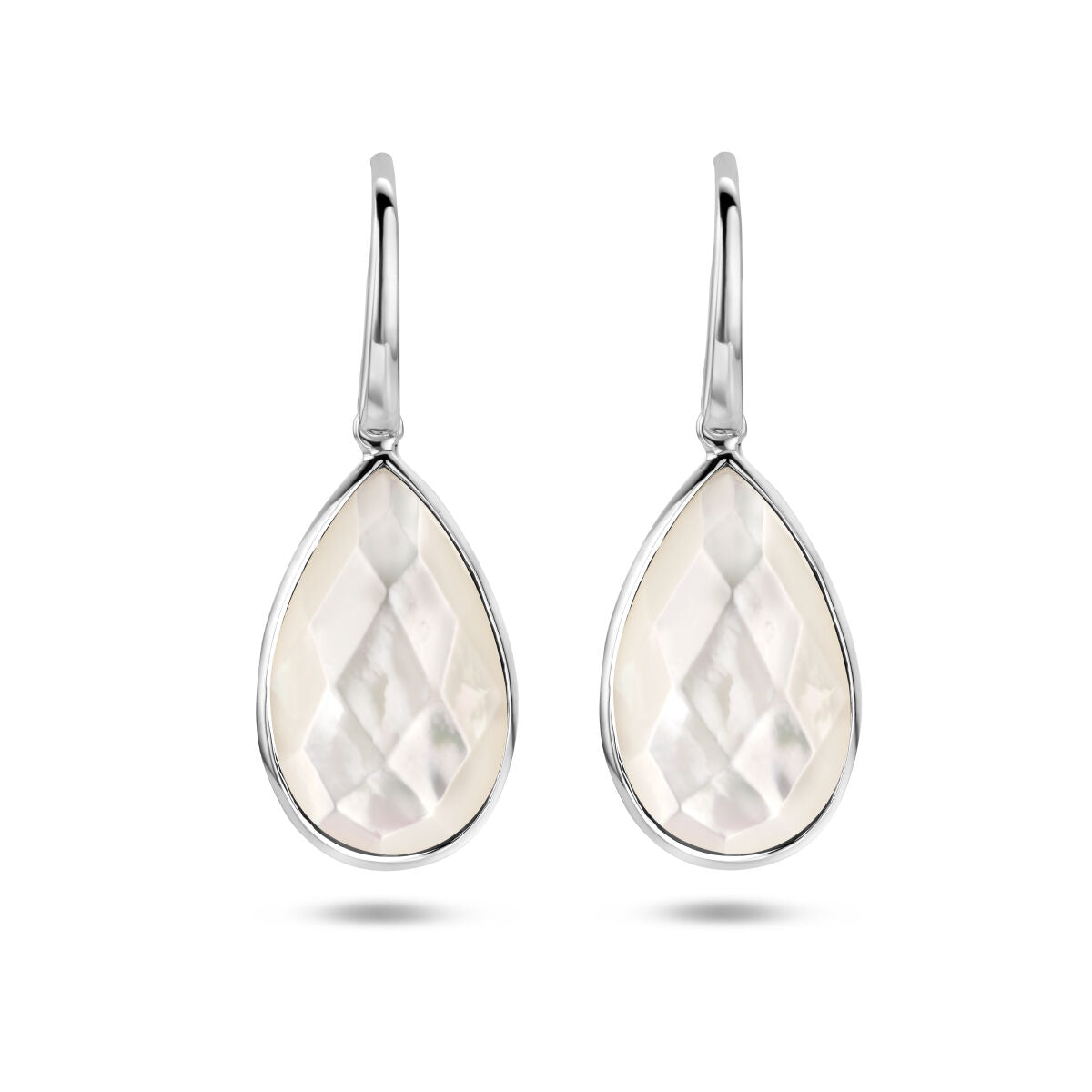 Orecchini a goccia in madreperla con gancio francese in argento rodiato.