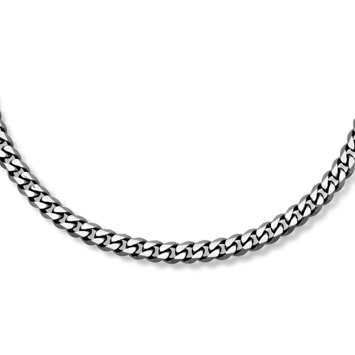 Een close-up van de Van der Kooij Collectie stalen ketting heren - gourmette 7,0 mm ion plating edelstaal, stijlvol gebogen en tegen een witte achtergrond.