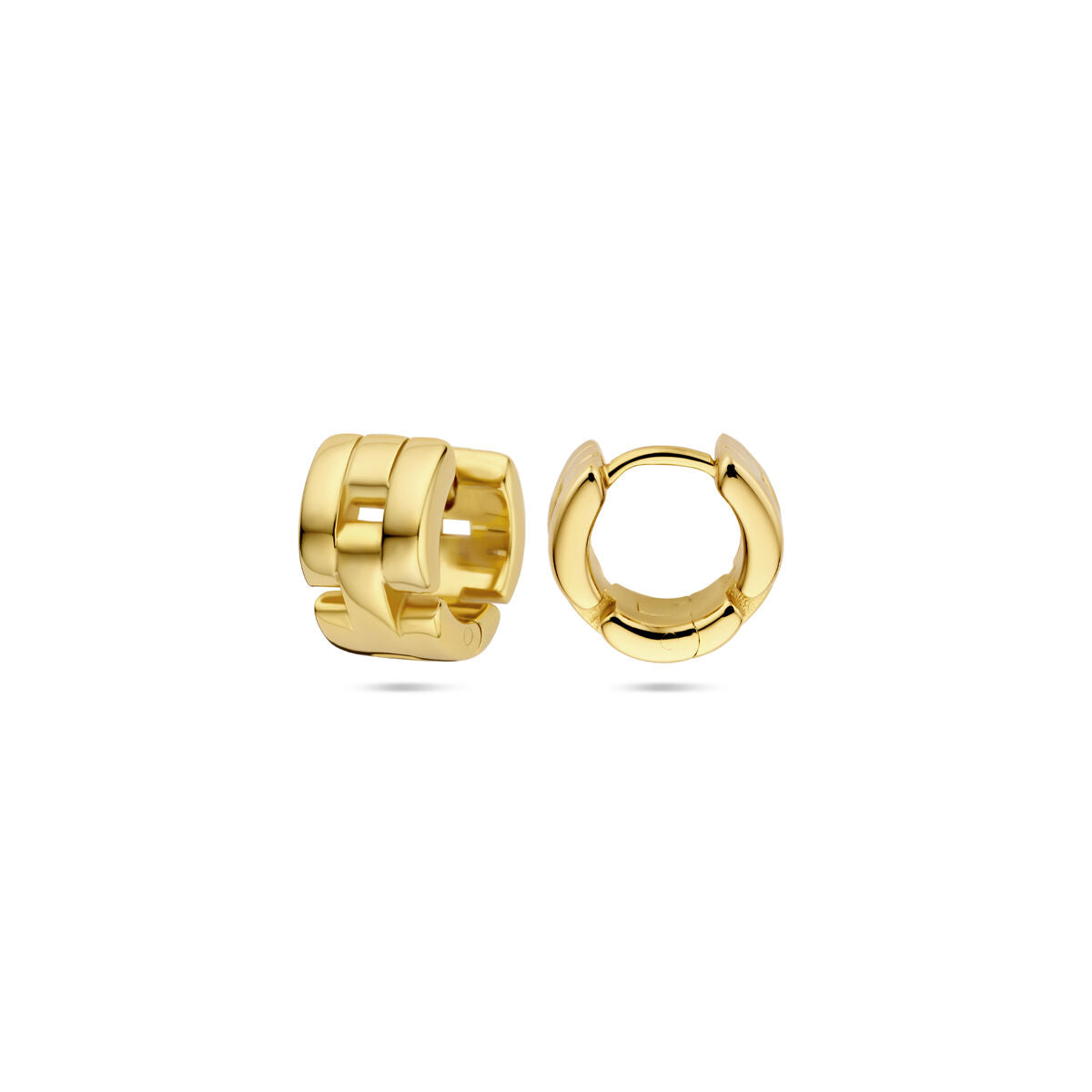 Een paar Van der Kooij Collectie klapoorringen schakelmotief 10 mm, zilver verguld (geel), de ene getoond vanaf de zijkant en de andere vanaf de voorkant, beide tegen een effen witte achtergrond.