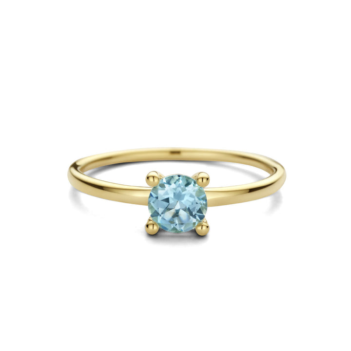 De Van der Kooij Collectie ring blauw topaas 14K geelgoud heeft een ronde blauwe topaas in een klassieke zetting met vier tanden, afgebeeld op een witte achtergrond.