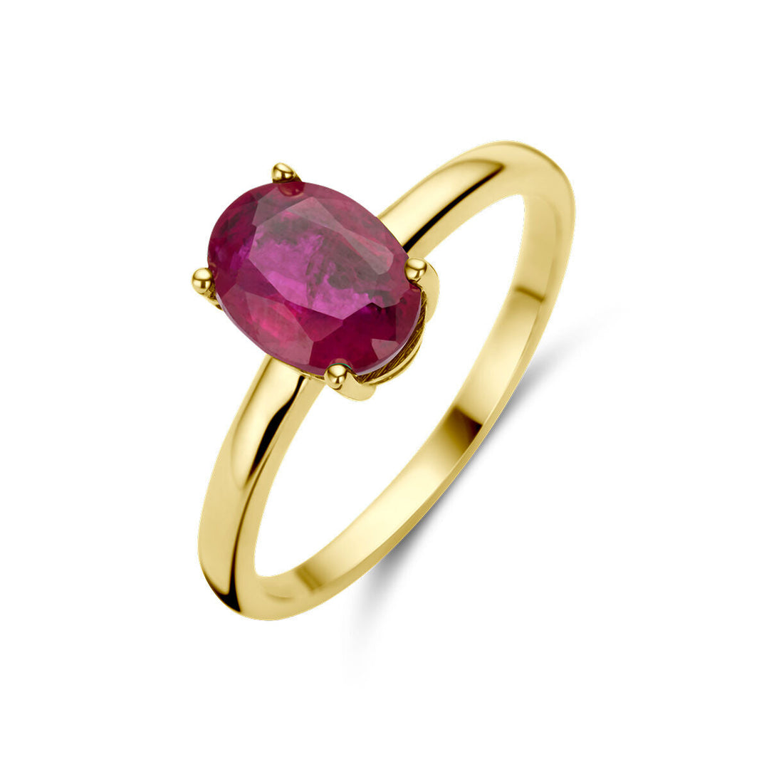 De ring robijn 14K geelgoud van Van der Kooij Collectie heeft een ovale, facetgeslepen rode edelsteen in een zetting met vier tanden, tegen een witte achtergrond - een elegant sieraad dat tijdloos vakmanschap weerspiegelt.