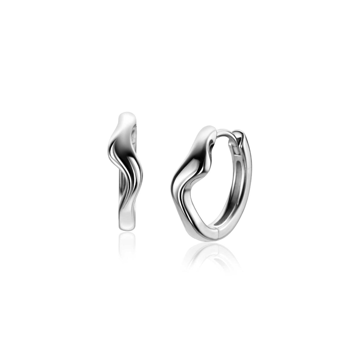 Orecchini in argento con design ondulato e finitura lucida.