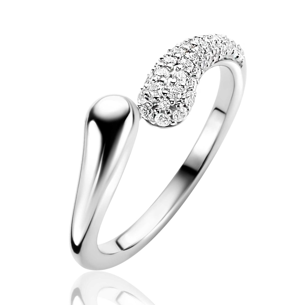Anello in argento con dettagli in zirconia cubica, design fluido e moderno.