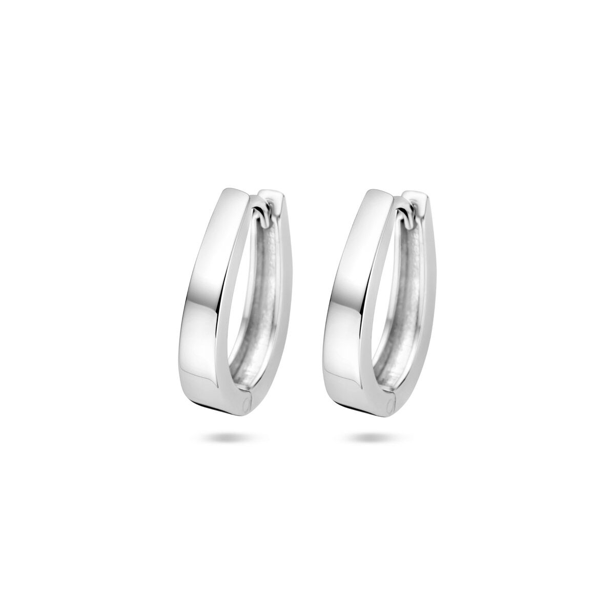 Orecchini alla creola in argento rodiato di 18 mm, con finitura lucida e forma geometrica.