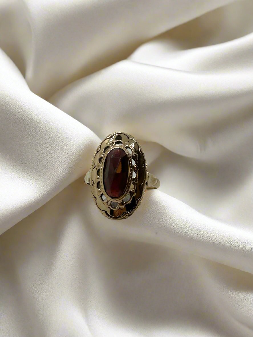 Anello vintage in oro 14k con granato ovale, peso 5.0gr.