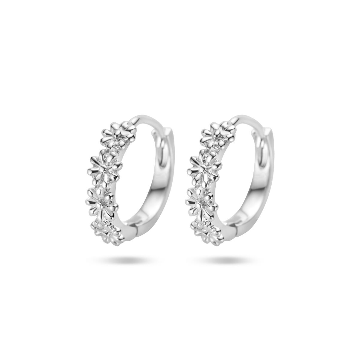 Orecchini alla creola in argento rodiato con decorazioni floreali.