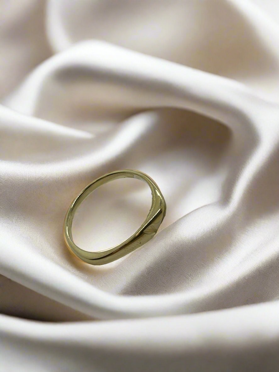 anello vintage in oro 14k, leggermente ondulato, peso 3.9gr.