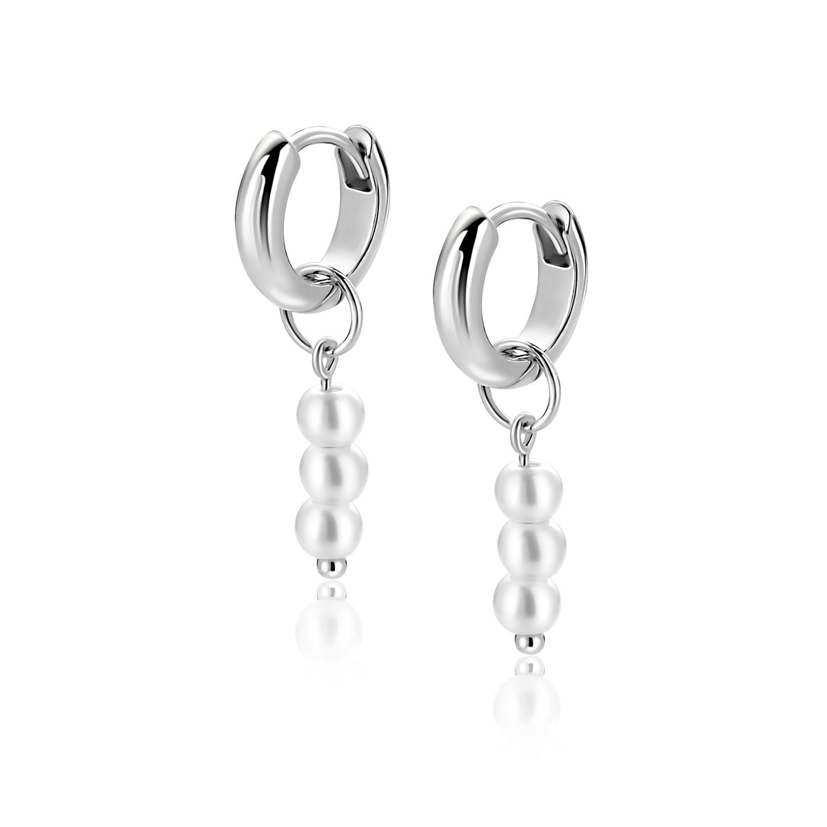 Orecchini alla creola in argento con perle bianche pendenti.