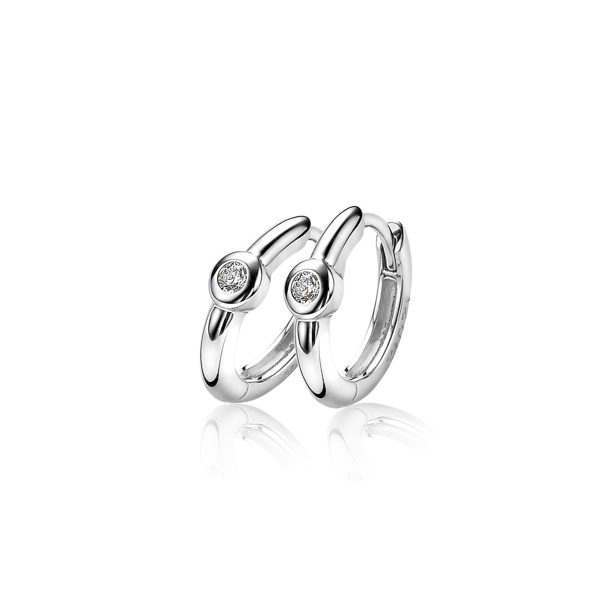 Orecchini in argento con un design a cerchio e un diamante centrale.