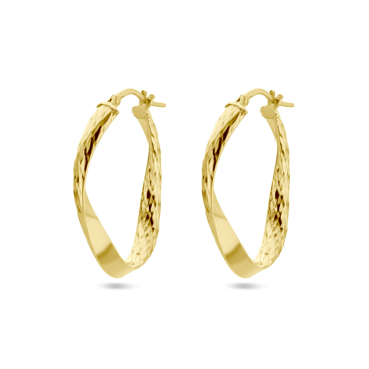 Orecchini in argento dorato con finitura diamantata, forma ovale e superficie lucida.