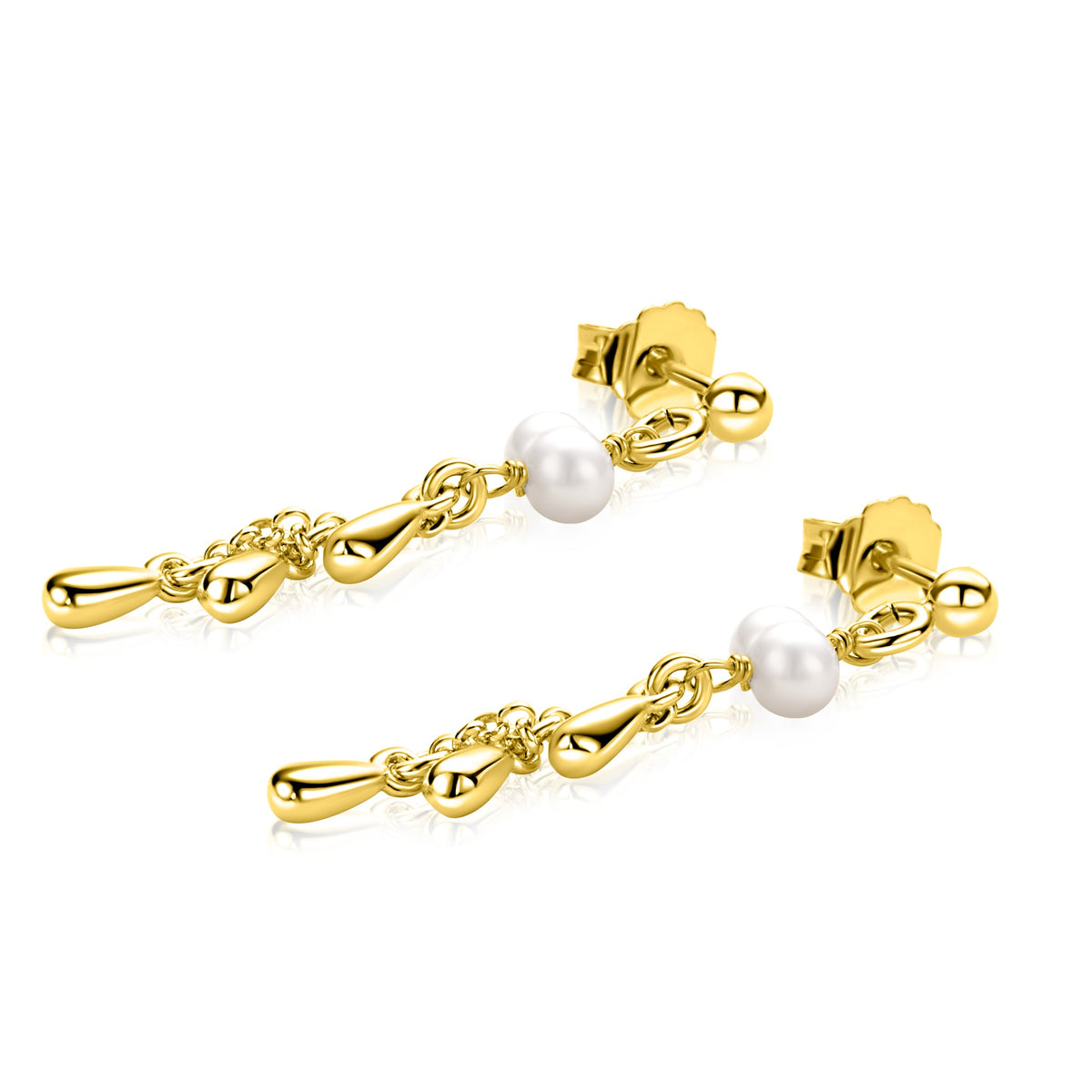 De Zinzi oorbellen ZIO2753 van Zinzi zijn gouden oorbellen met een fijne ketting, een enkele witte zoetwaterparel en druppelvormige gouden accenten, afgebeeld op een witte achtergrond.