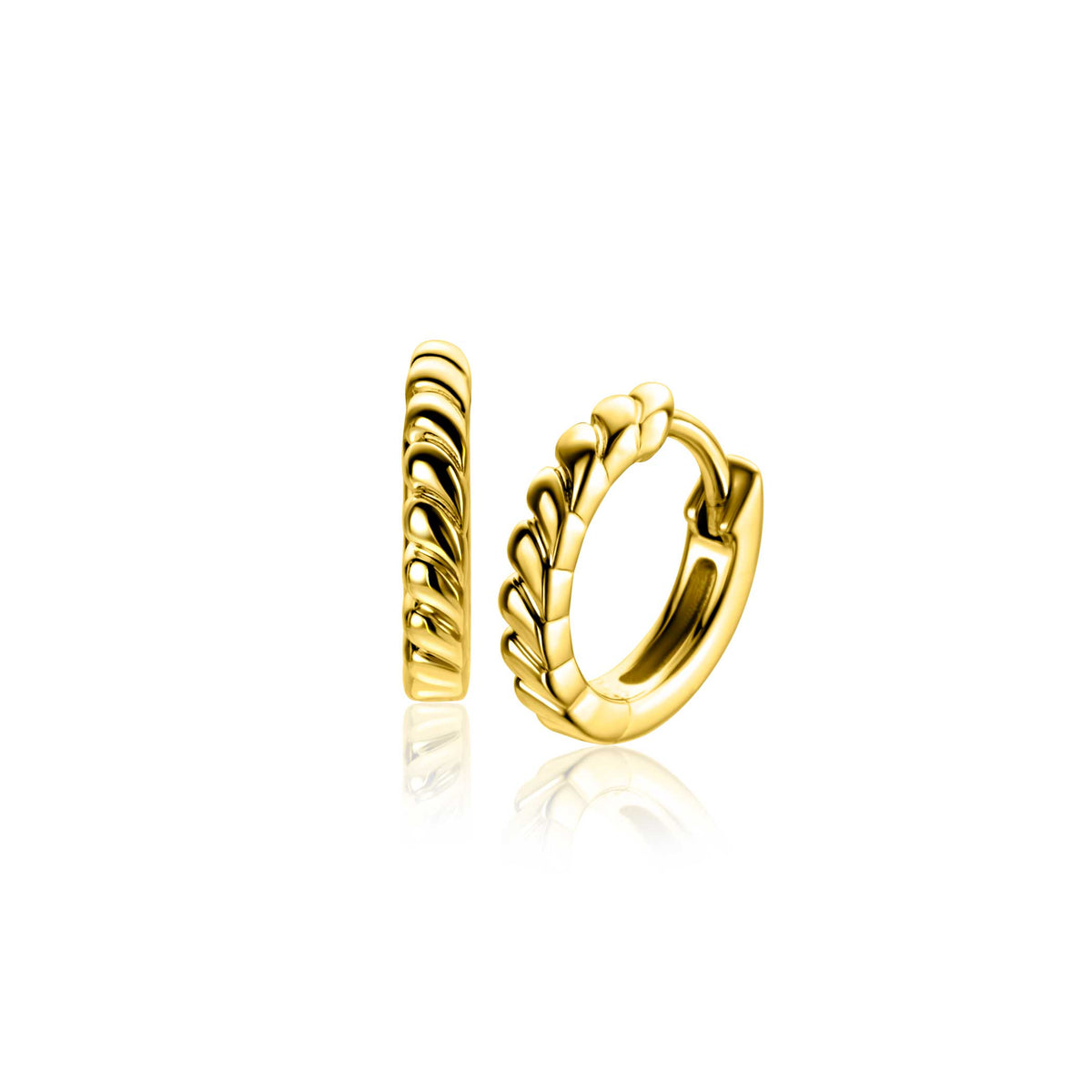 Orecchini in argento con design intrecciato e chiusura a cerchio.