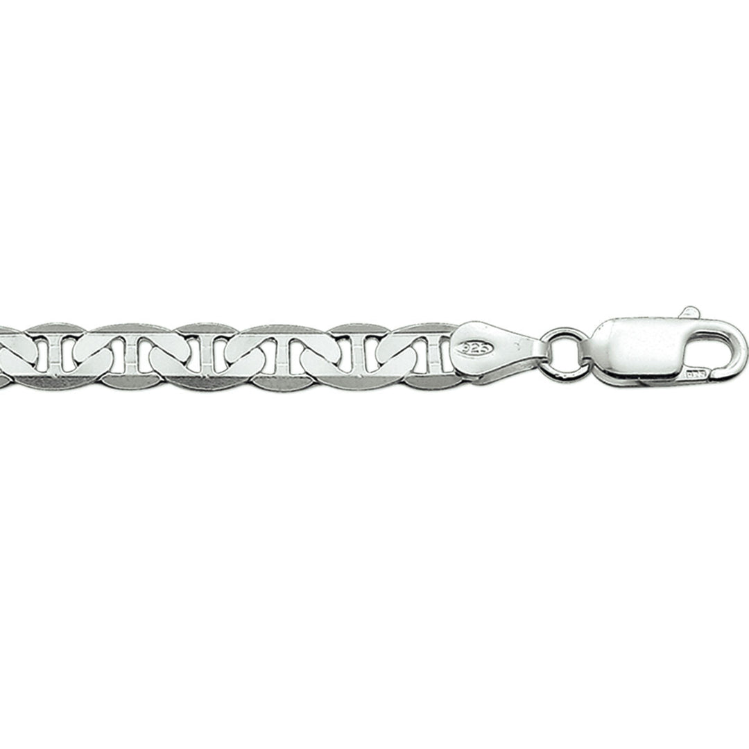 Een close-up van de Van der Kooij Collectie anker plat 5,5 mm zilver gerhodineerd heren armband met platte ankerschakels en een veilige karabijnsluiting.