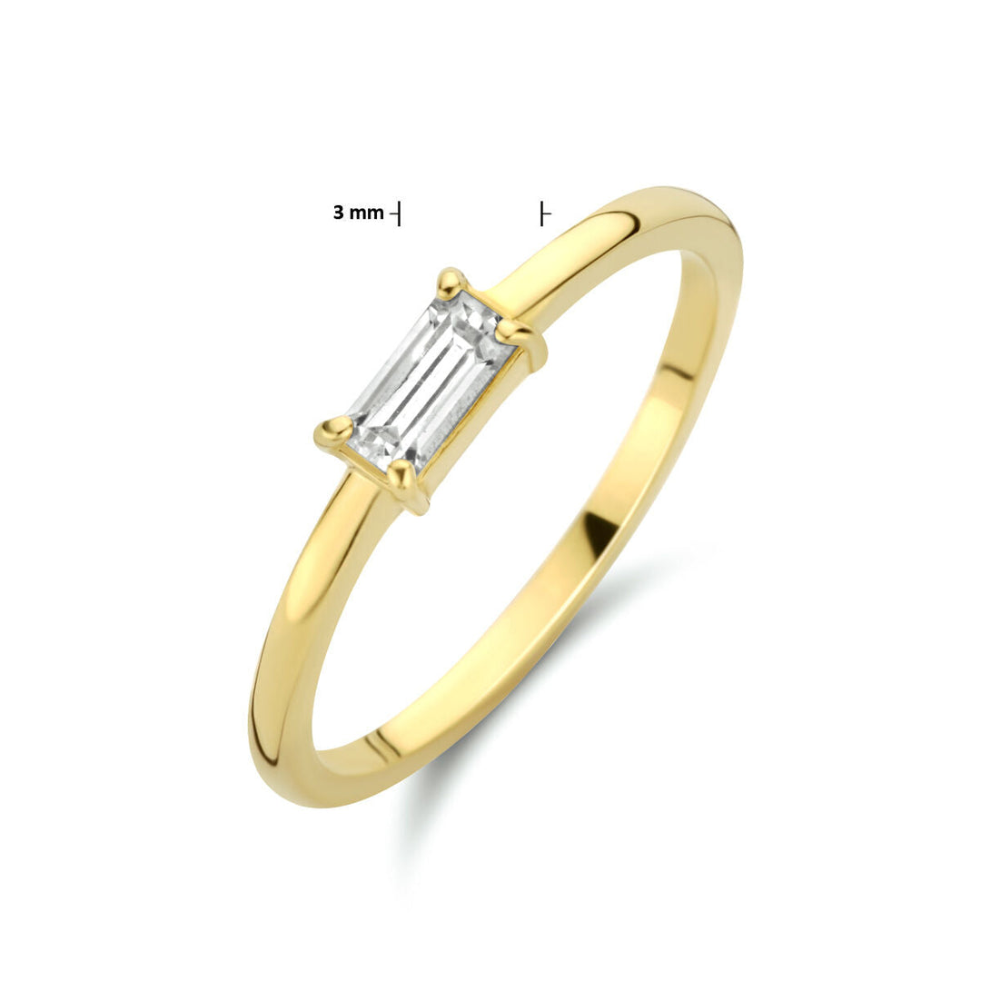 Een 14K geelgouden ring van Van der Kooij Collectie met een enkele rechthoekige baguette geslepen zirkonia, horizontaal gezet in een minimalistische vierpoots zetting. De zirkonia zijn 3 mm lang.