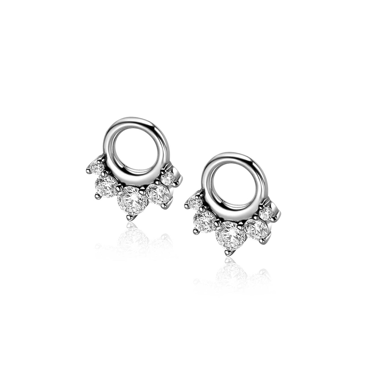 Orecchini in argento con pendenti a forma di goccia e zirconi.