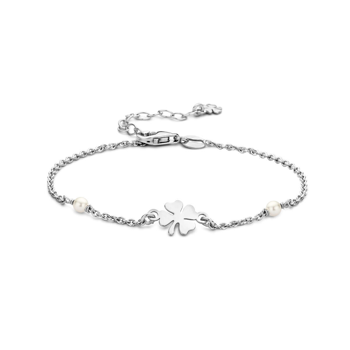 Bracciale in argento rodiato con perle sintetiche e un ciondolo a forma di quadrifoglio.