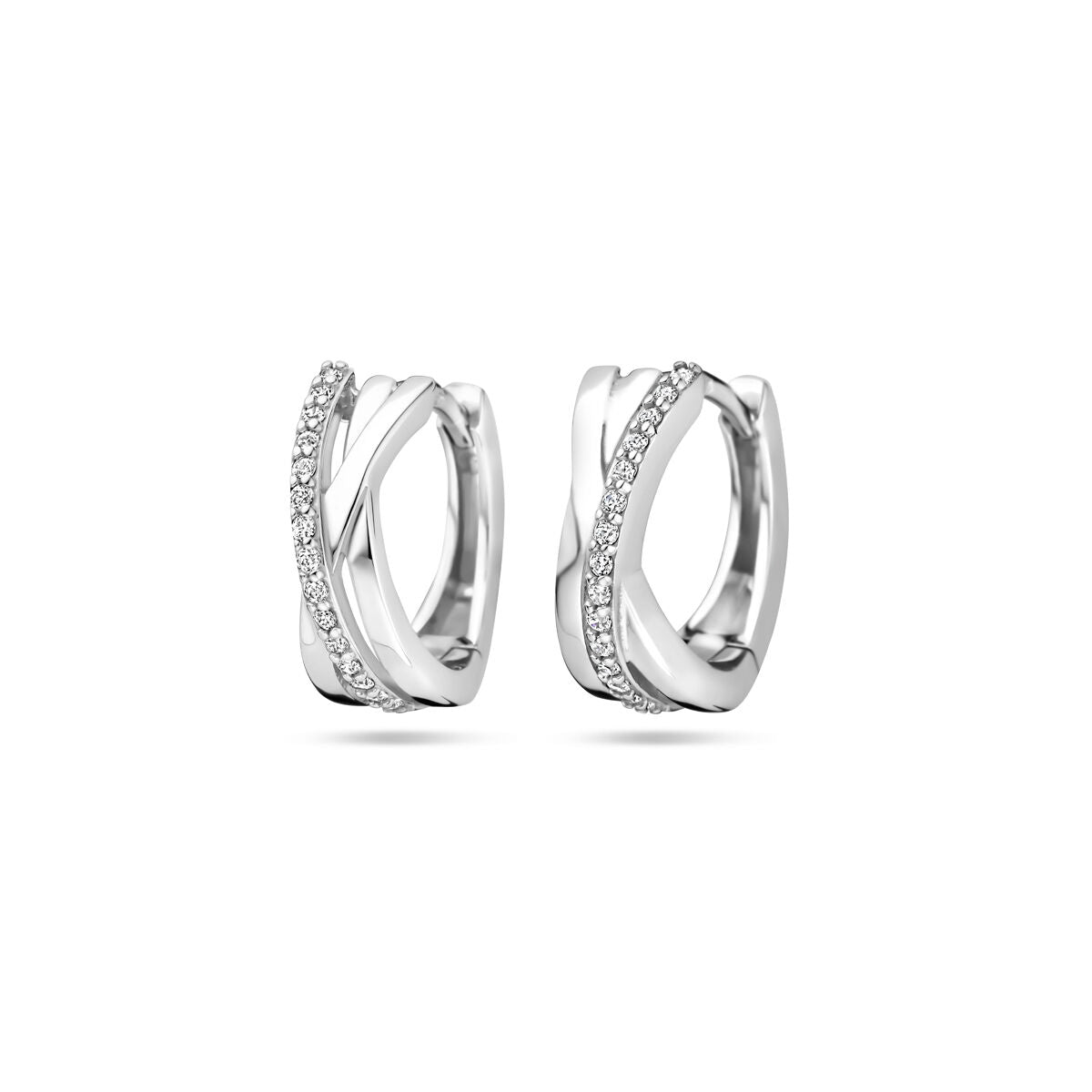 Zilveren klapoorringen van 13 mm met een gerhodineerde afwerking en een lijn van kleine steentjes.