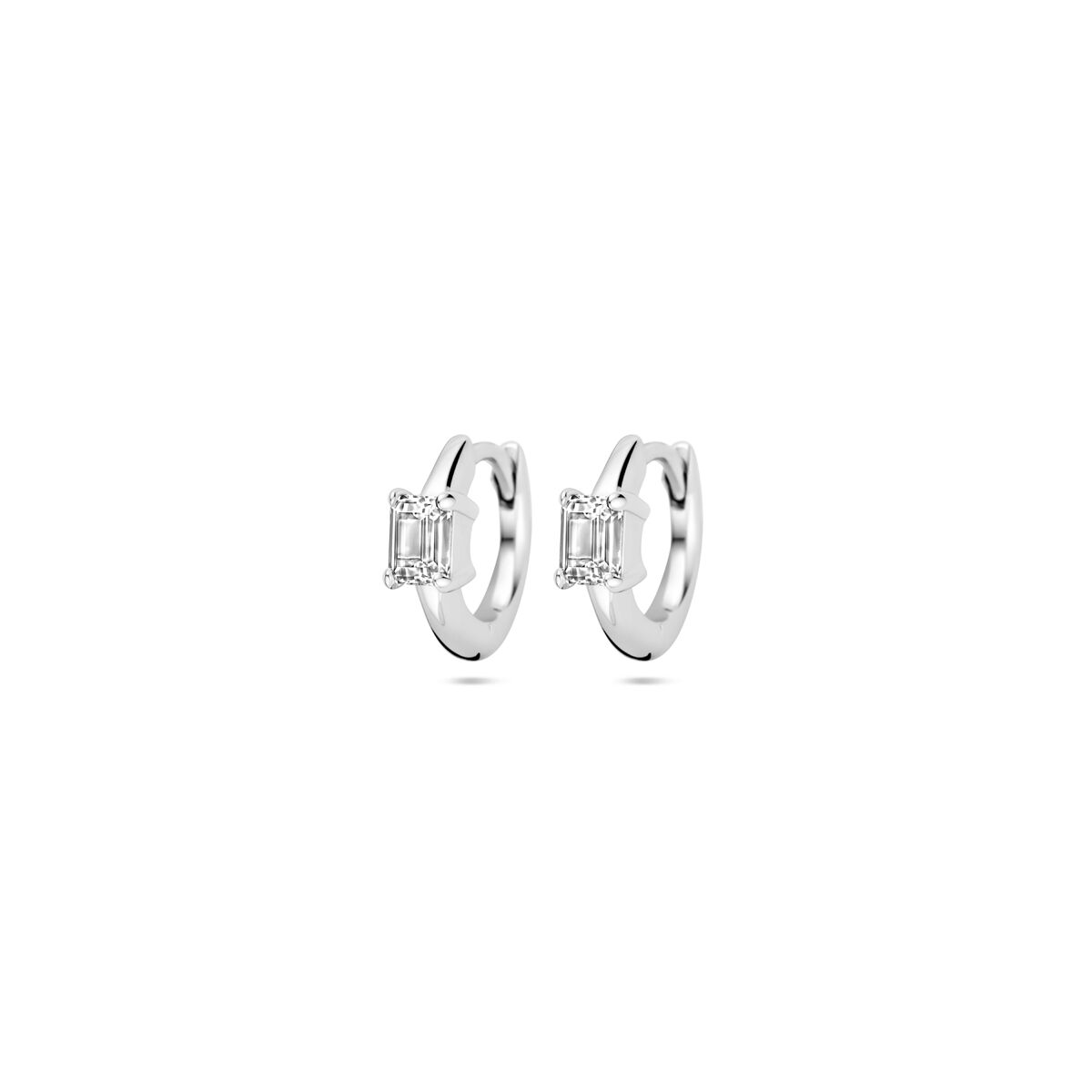 Zilveren klapoorringen van 10 mm met gerhodineerde afwerking en zirkonia steentjes.