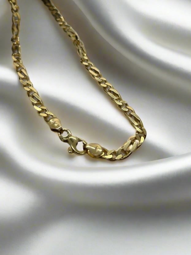Het vintage gouden collier 14K gourmette plat 45cm 22gr van Juwelier van der Kooij is uitgevoerd in wit satijn, waardoor de karabijnsluiting en de tijdloze charme van de Vintage Collectie extra tot hun recht komen en het een luxueuze uitstraling heeft.