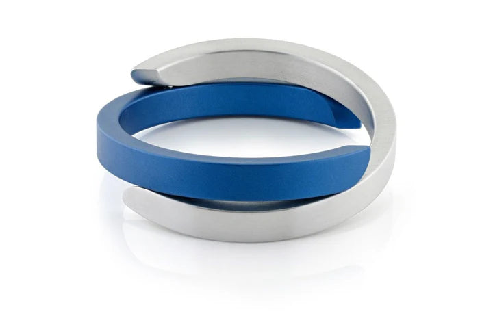 Bracciale incrociato blu opaco con finitura argentata.