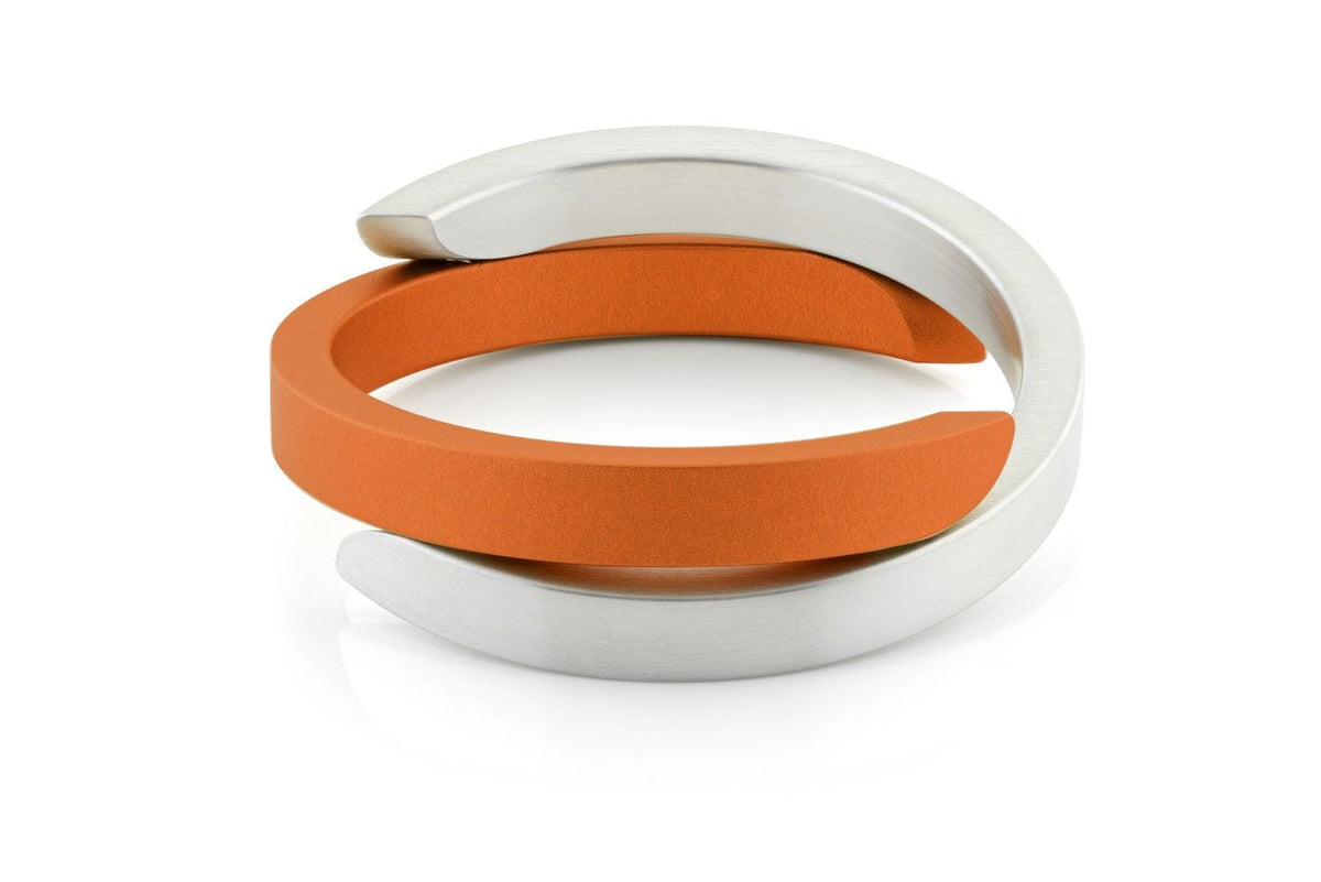 Bracciale incrociato in metallo argentato e silicone arancione.
