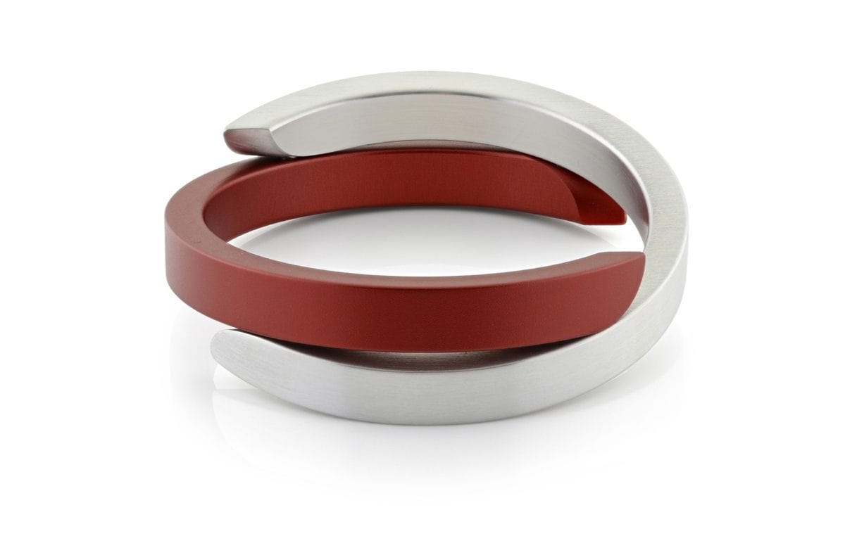 Bracciale incrociato rosso e argento con finitura lucida.