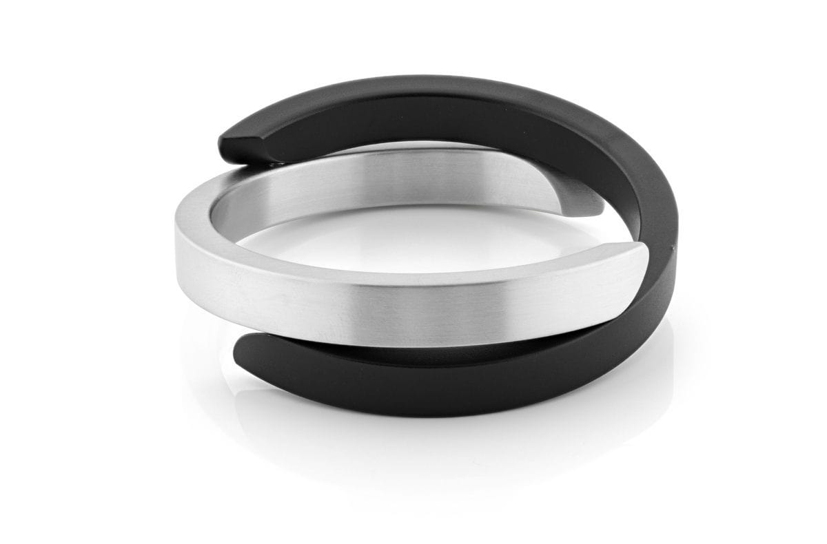 Bracciale incrociato in acciaio inox e nero.