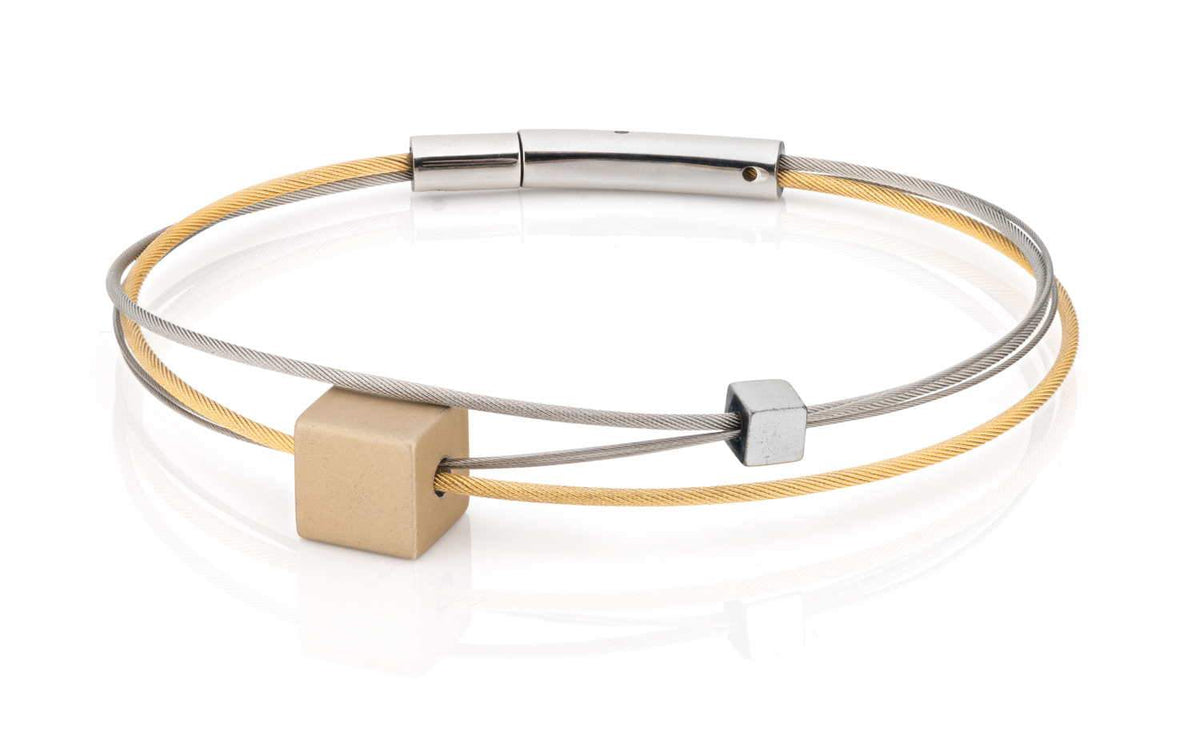 Bracciale in acciaio e corda gialla con elementi geometrici in metallo.