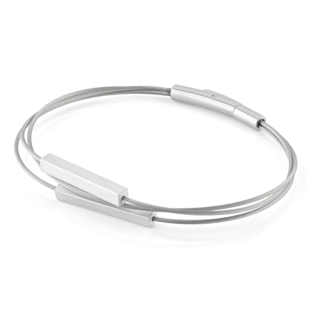 Ontdek de Armband staafjes Zilver A243 van CLIC Creations, een strakke zilveren armband met een minimalistisch design met verweven metalen kabels en rechthoekige staven. Het is handgemaakt in Nederland en biedt gepolijste elegantie en een bajonetsluiting.
