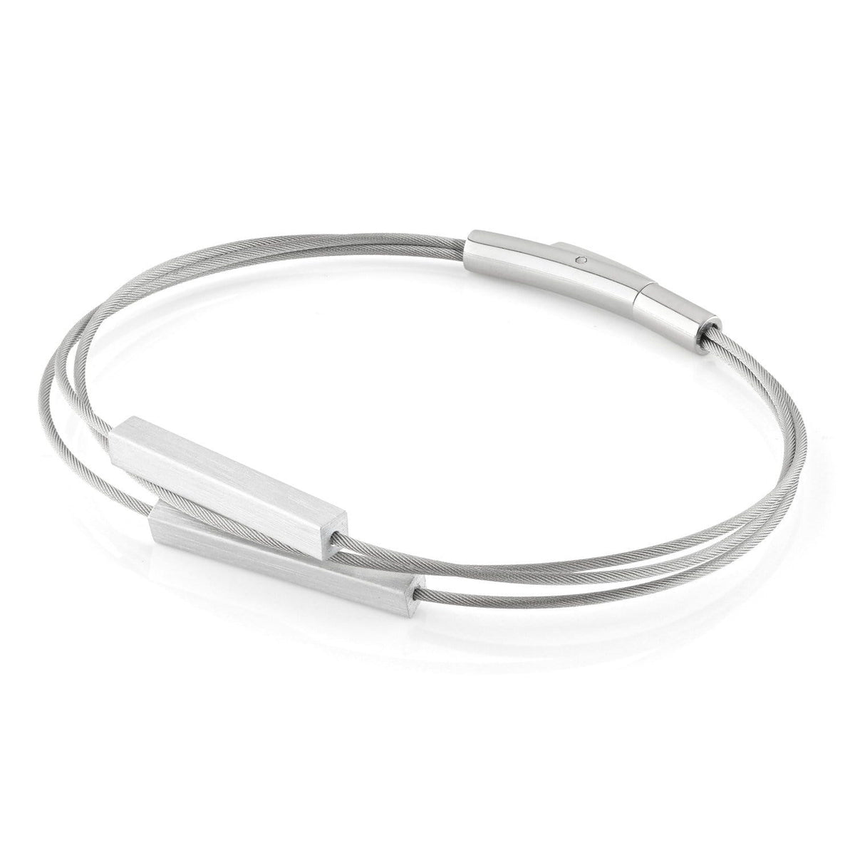 Bracciale in argento con barre cilindriche, design minimalista e linee pulite.