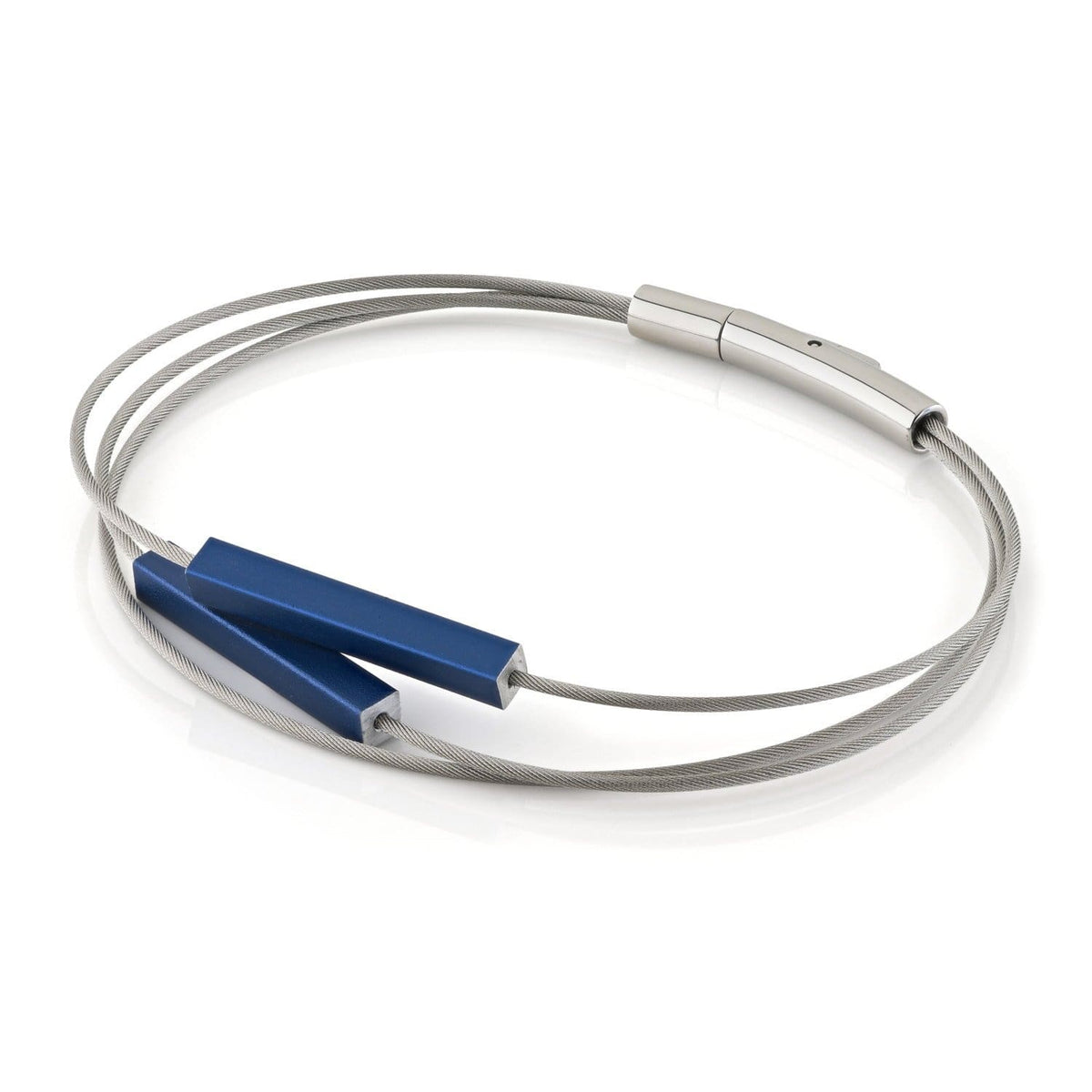 Bracciale in acciaio con barre blu e chiusura magnetica.