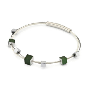 Bracciale con cubi verdi e argentati, realizzato in acciaio inox.