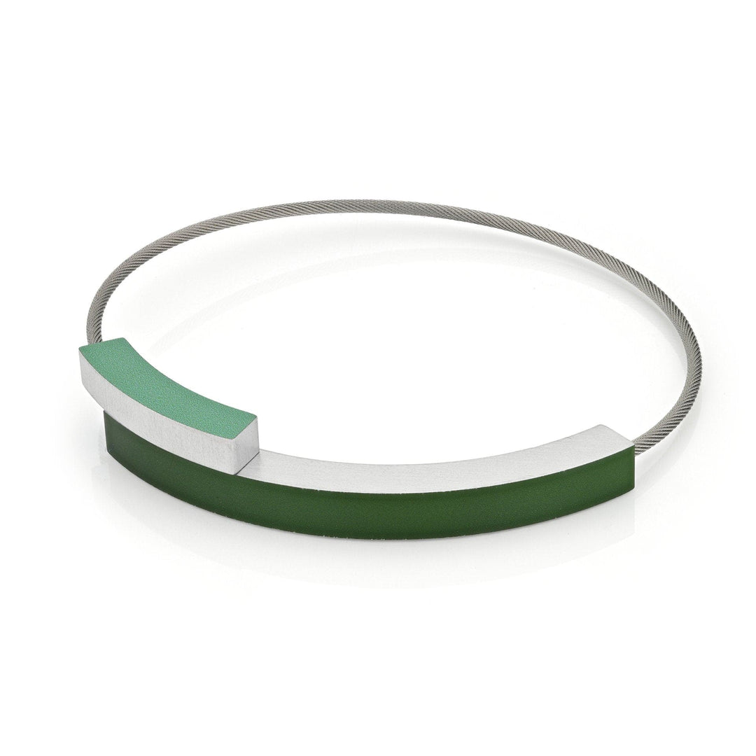 De Armband Twee boogjes met kleur A271GR van CLIC Creations is een minimalistisch sieraad met een handgemaakte dunne metalen kabel en twee rechthoekige hangers in groen en zilver, centraal geplaatst om een strak, modern ontwerp te vormen tegen een effen witte achtergrond.