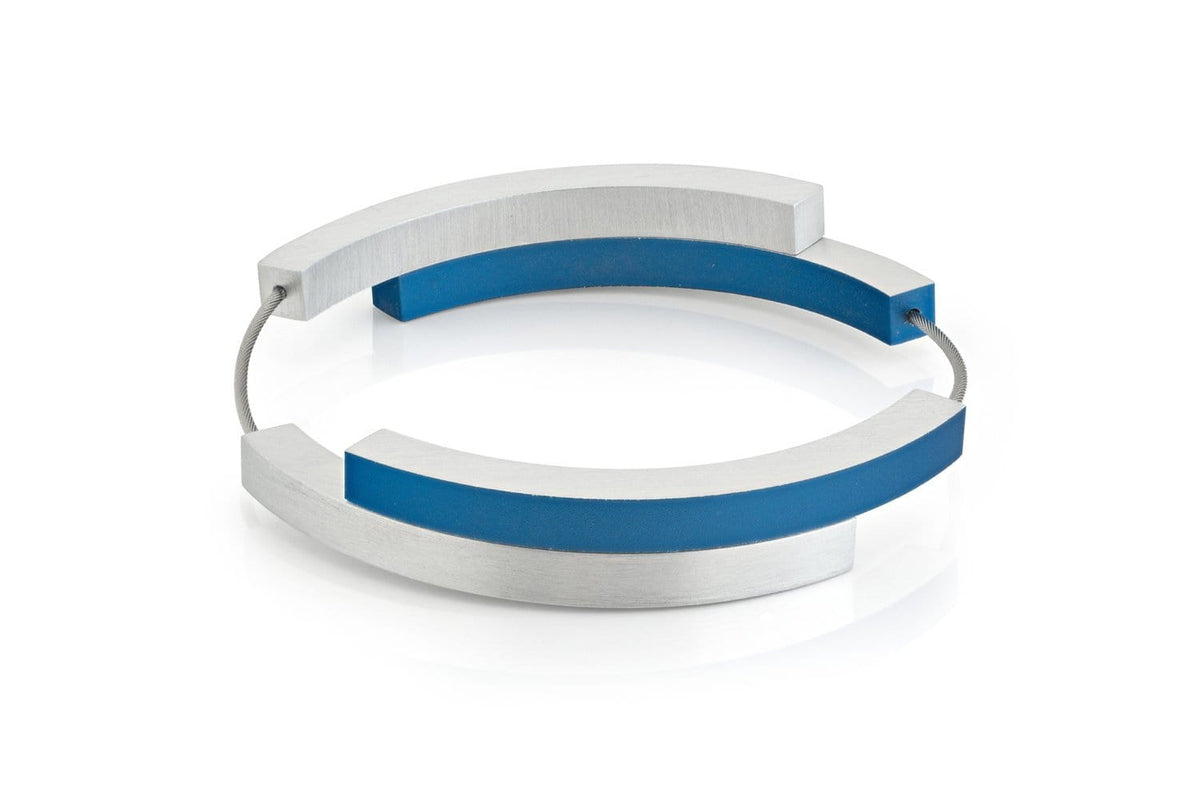Bracciale in metallo argentato con quattro archi e dettagli blu.