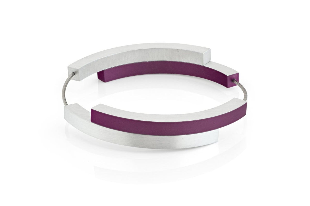 Bracciale con quattro archi, di colore viola e argento, con finitura liscia.