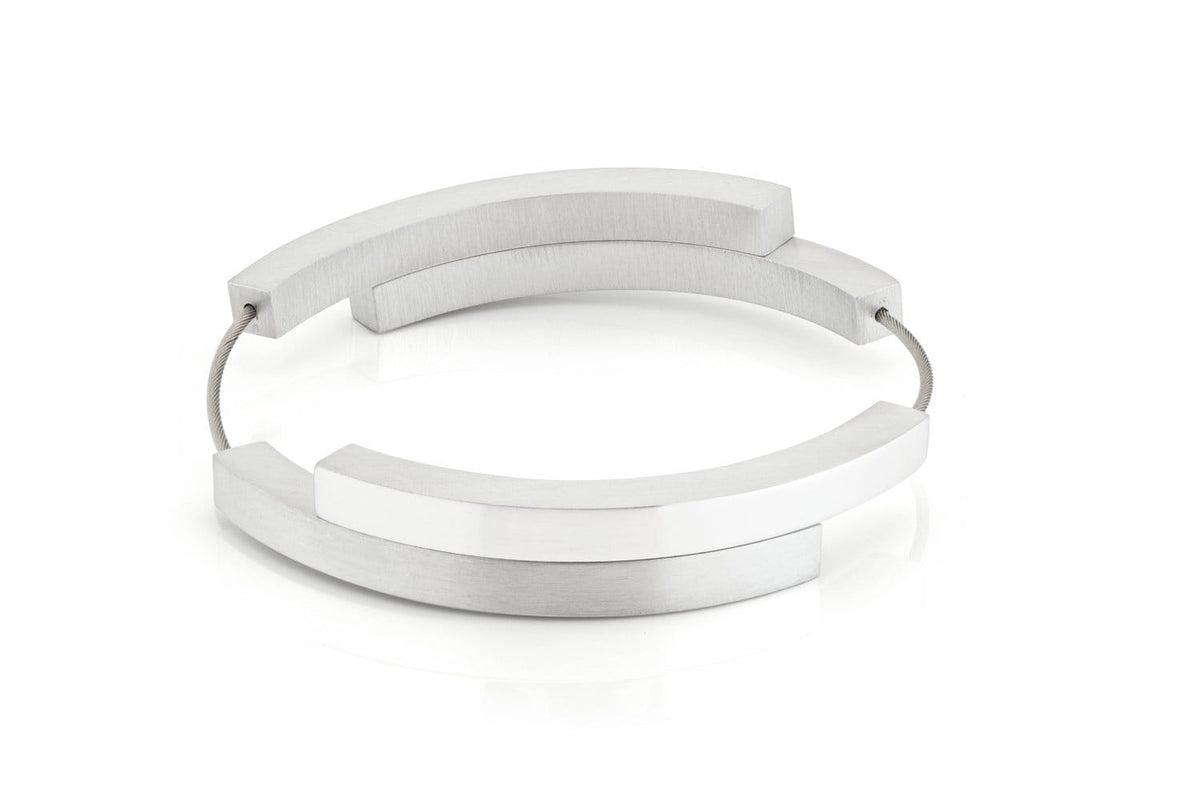 Bracciale con quattro archi in finitura opaca e lucida.