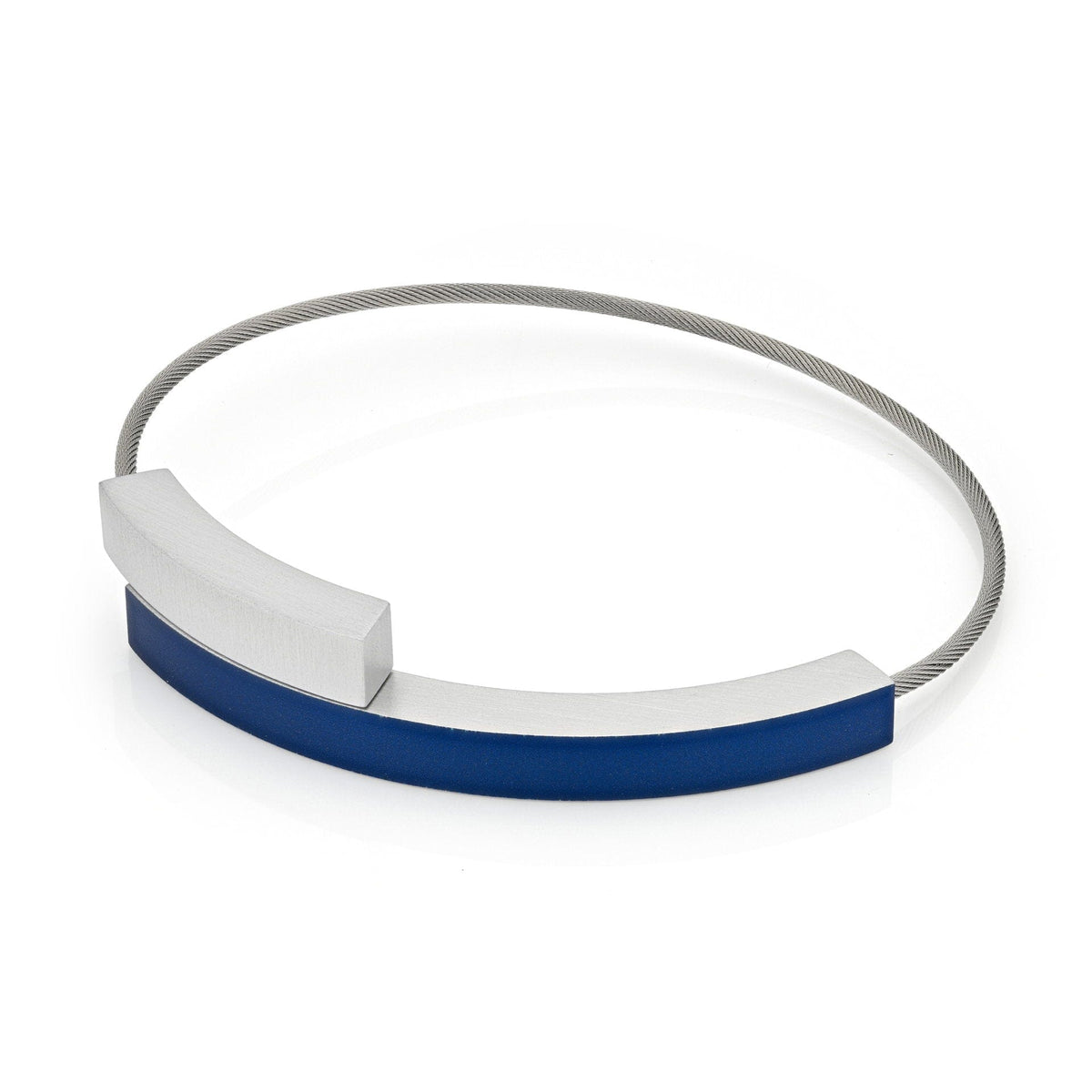 Bracciale con due archi, uno blu e uno argentato, su un cinturino sottile.